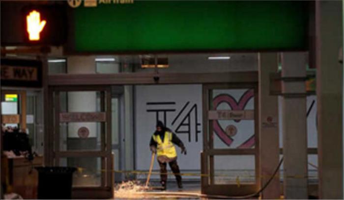 कैनेडी अंतरराष्ट्रीय हवाई अड्डे पर भरा पानी, मुसाफिर परेशान