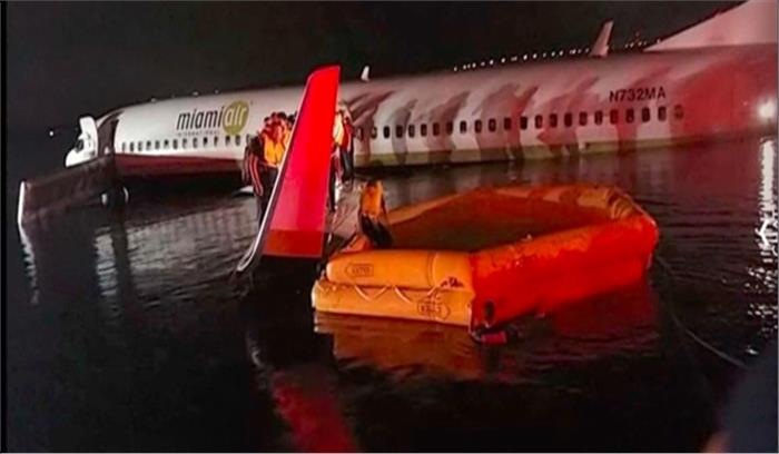 फ्लोरिडा में बोइंग विमान 737 फिसलकर नदी में गिरा,यात्री सुरक्षित