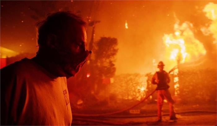 कैलिफोर्निया में तेज हवाओं से भड़की आग, कुछ दिन में मौसम में सुधार की उम्मीद कैलिफोर्निया में तेज हवाओं से भड़की आग, कुछ दिन में मौसम में सुधार की उम्मीद