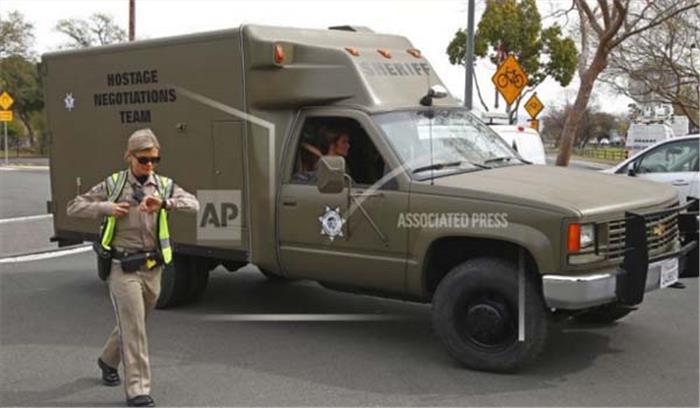 कैलिफोर्निया में पूर्व सैनिकों के आवास पर गोलीबारी, तीन लोगों को बंधक बनाया कैलिफोर्निया में पूर्व सैनिकों के आवास पर गोलीबारी, तीन लोगों को बंधक बनाया