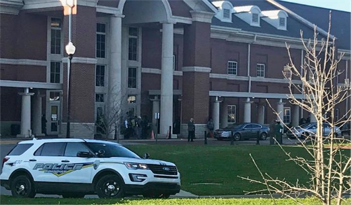 अमेरिका के हाई स्कूल में फिर गोलीबारी, दो छात्रों को मारी गोली अमेरिका के हाई स्कूल में फिर गोलीबारी, दो छात्रों को मारी गोली