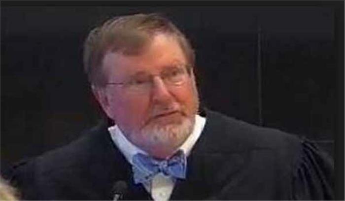 अमेरिका: जिला न्यायाधीश जेम्स रॉबर्ट ने  ट्रम्प के फैसले पर लगाई रोक