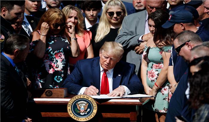 अमेरिकी राष्ट्रपति डोनाल्ड ट्रंप ने 2 वर्षीय बजट सौदे पर हस्ताक्षर किए