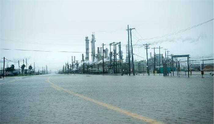 तूफान हार्वे के प्रभाव से तेल की कीमतें लुढ़की