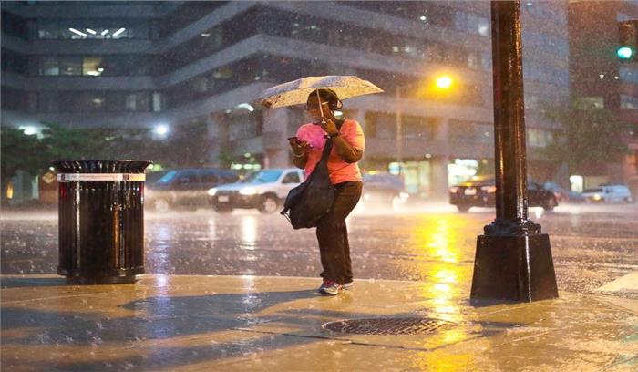 अमेरिका: ओलों के साथ मूसलाधार बारिश और तूफान में दो लोगों की मौत,  बिजली आपूर्ति ठप