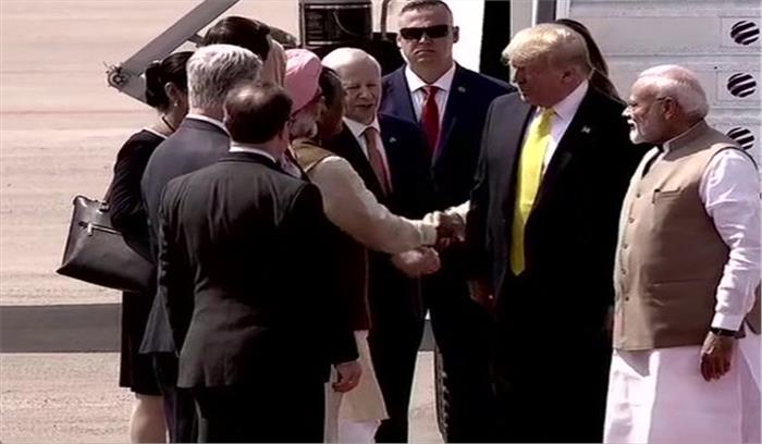 अहमदाबाद: परिवार के साथ एयरपोर्ट पहुंचे डोनाल्ड ट्रंप, पीएम मोदी स्वागत के लिए मौजूद अहमदाबाद: परिवार के साथ एयरपोर्ट पहुंचे डोनाल्ड ट्रंप, पीएम मोदी स्वागत के लिए मौजूद