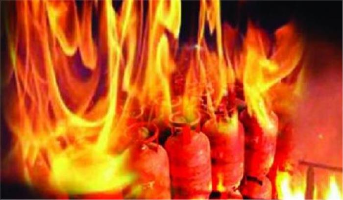 अमेठी: गैस सिलेंडर फटने से 2 बेटियों समेत मां झुलसी