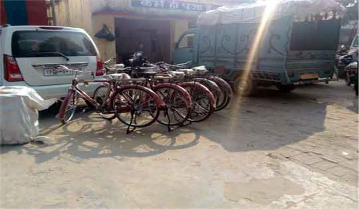 मंत्री गायत्री प्रजापति के करीबी के घर छापा, 89 साड़ियां बरामद मंत्री गायत्री प्रजापति के करीबी के घर छापा, 89 साड़ियां बरामद