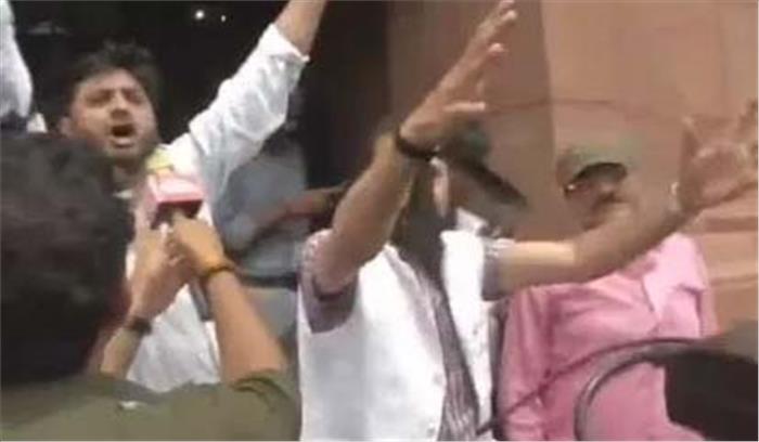 संविधान की प्रतियां फाड़ने पर पीडीपी सांसदों को राज्यसभा से बाहर जाने का आदेश