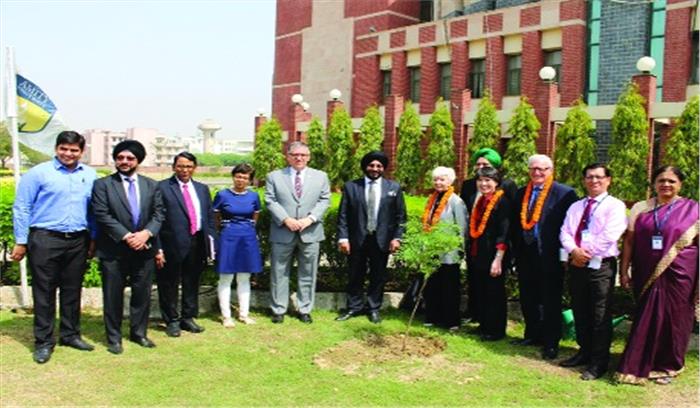 लड़कियों के लिए चल रहे कार्यक्रम देख विदेशी टीम हुई मुग्ध