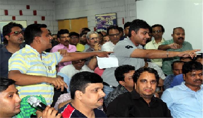 आम्रपाली बिल्डर के खिलाफ  निवेशकों ने निकाली भड़ास