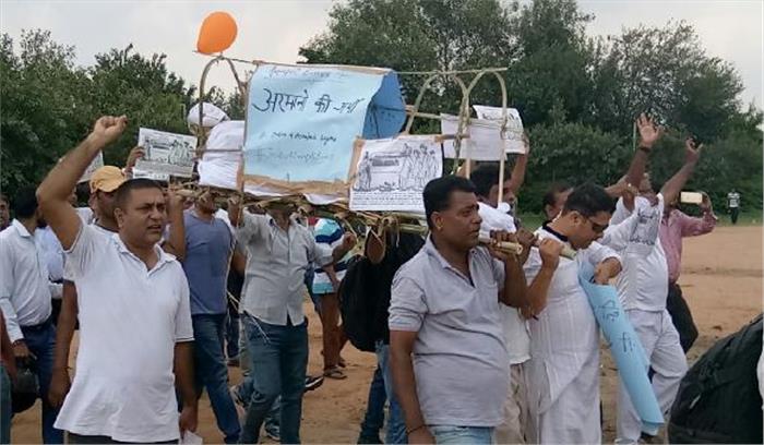 अरमानों की अर्थी के आम्रपाली निवेशकों ने निकाली शव यात्रा