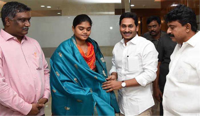 आंध्र के मुख्यमंत्री ने तीरंदाज सुरेखा को किया सम्मानित आंध्र के मुख्यमंत्री ने तीरंदाज सुरेखा को किया सम्मानित