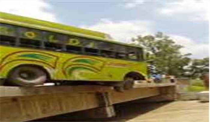 गुजरात : बेकाबू सरकारी बस पुल पर लटकी गुजरात : बेकाबू सरकारी बस पुल पर लटकी