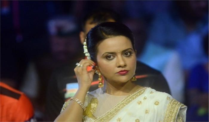 अमृता फडणवीस के उद्धव पर ट्वीट का महिलाओं ने किया विरोध