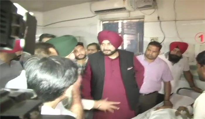 अमृतसर रेल हादसा:  नवजोत सिंह सिद्धू घायलों से मिलने अस्पताल पहुंचे