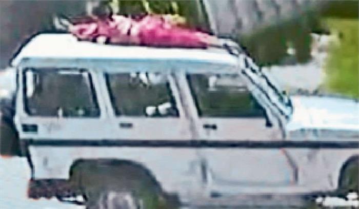 अमृतसर में पुलिस ने महिला को गाड़ी की छत पर बैठा कर गांव में घुमाया अमृतसर में पुलिस ने महिला को गाड़ी की छत पर बैठा कर गांव में घुमाया