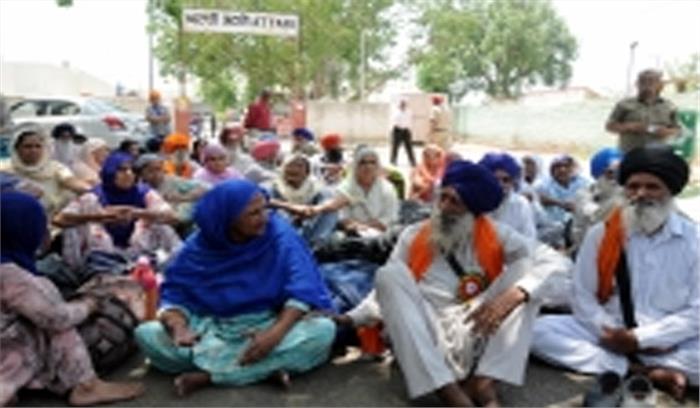 अटारी में फंसे पाकिस्तान जाने वाले सिख तीर्थयात्री