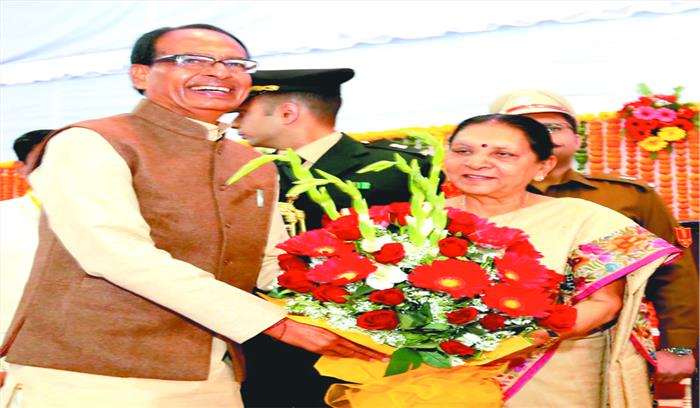 आनंदी बेन ने शपथ ली