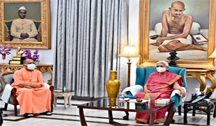 आनंदीबेन से योगी ने की राजभवन में शिष्टाचार भेंट