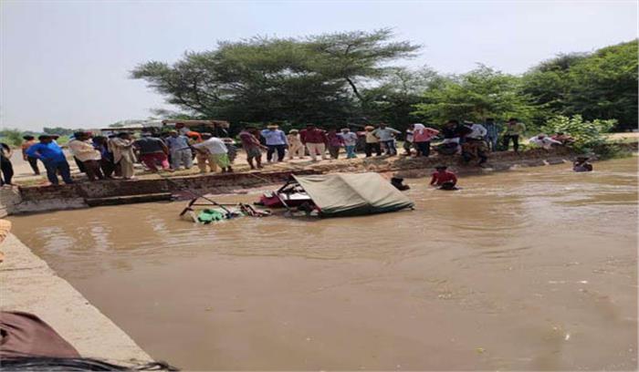 आंध्र में नहर में ट्रैक्टर गिरा: चार की मौत, दो घायल