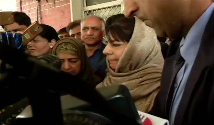 जम्मू एवं कश्मीर: महबूबा ने लोकसभा चुनाव के लिए नामांकन पत्र भरा