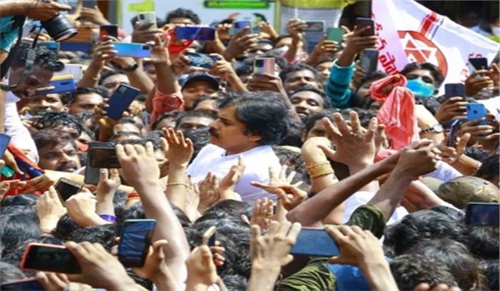 आंध्र में पवन कल्याण ने गांधी जयंती पर सड़कों के गड्ढे भरे, जगन सरकार को कोसा