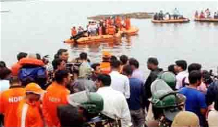 आंध्र प्रदेश में डूबी नौका को बाहर निकालने के लिए अभियान शुरू