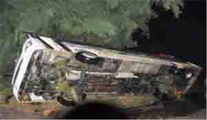 आंध्र में पर्यटक बस खाई में गिरी, 7 लोगों की मौत