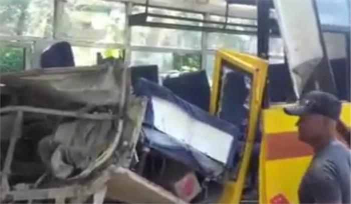 आंध्र प्रदेश : राष्ट्रीय राजमार्ग पर दो बसों की टक्कर में 18 छात्र घायल आंध्र प्रदेश : राष्ट्रीय राजमार्ग पर दो बसों की टक्कर में 18 छात्र घायल