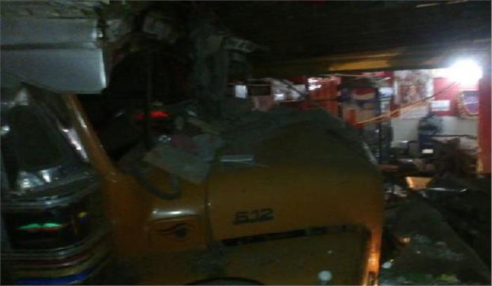 आंध्र प्रदेश : बेकाबू ट्रक दुकानों में घुसा, 10 की मौत 