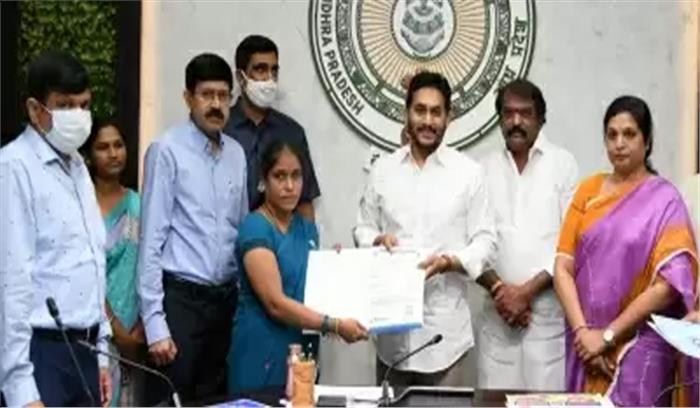 आंध्र प्रदेश के मुख्यमंत्री ने नवीनीकृत वाईएसआर बीमा योजना का किया अनावरण