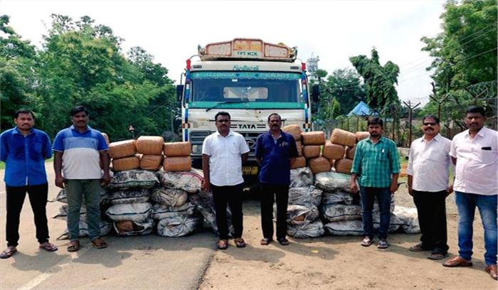 आंध्र प्रदेश पुलिस ने कोयला ट्रक से 870 किलो गांजा बरामद किया आंध्र प्रदेश पुलिस ने कोयला ट्रक से 870 किलो गांजा बरामद किया