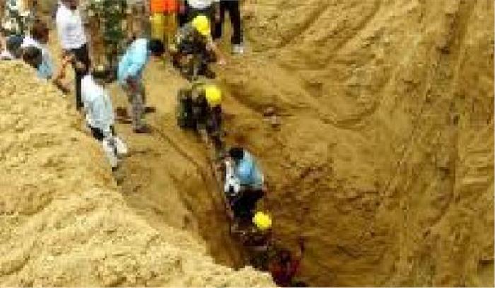 यूपी: बोरवेल में गिरे 2 वर्षीय बच्चे को बचाया गया