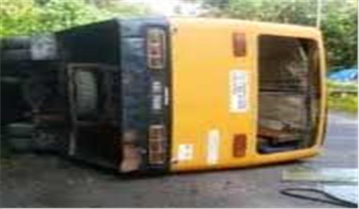 आंध्र प्रदेश :गुंटूर में स्कूल बस पलटी, 17 बच्चे घायल