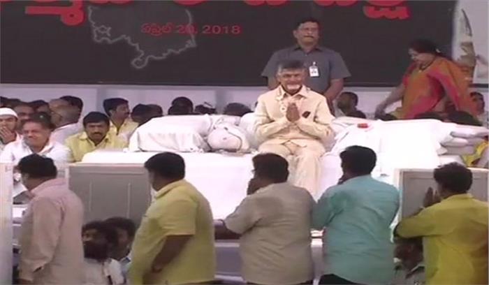 “धर्म पोरता दीक्षा” स्थल पर उपवास पर बैठे चन्द्रबाबू