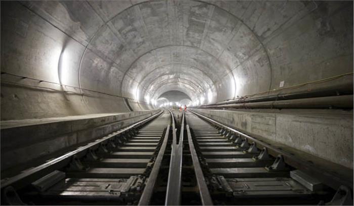 इंजीनियरिंग का अनूठा नमूना है सबसे लंबी रेल सुरंग