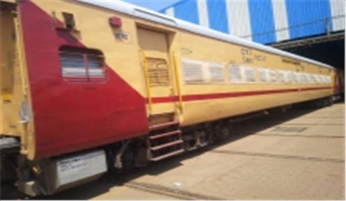 फंसे हुए प्रवासियों के लिए कोई विशेष ट्रेन नहीं : रेलवे