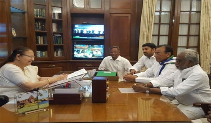 वाईएसआर कांग्रेस के पांचों सदस्यों ने सुमित्रा महाजन को सौंपा इस्तीफा