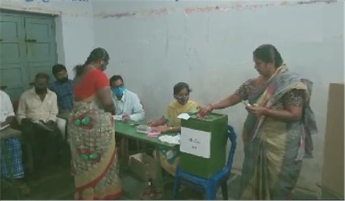 आंध्र प्रदेश पंचायत चुनाव: तीसरे चरण के लिए मतदान है जारी आंध्र प्रदेश पंचायत चुनाव: तीसरे चरण के लिए मतदान है जारी