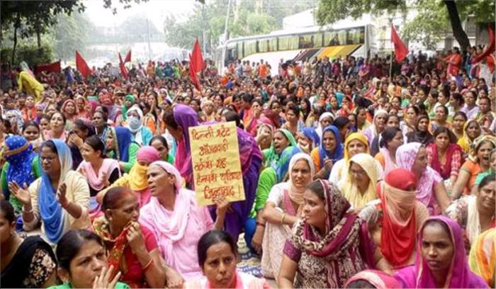 आंगनवाड़ी महिलाओं ने किया प्रदर्शन, लगाए नारे केजरीवाल भगोड़ा है