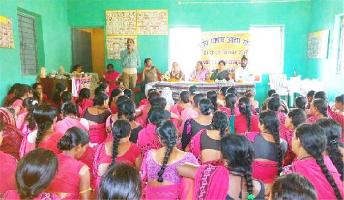 आंगनबाड़ी कार्यकर्ता एवं समूह की महिलाओं ने लगाई पौष्टिक भोजन की प्रदर्शनी