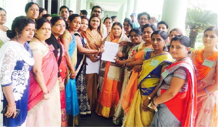 मांग पूरी होने पर आंगनबाड़ी कार्यकर्ताओं ने जताया आभार