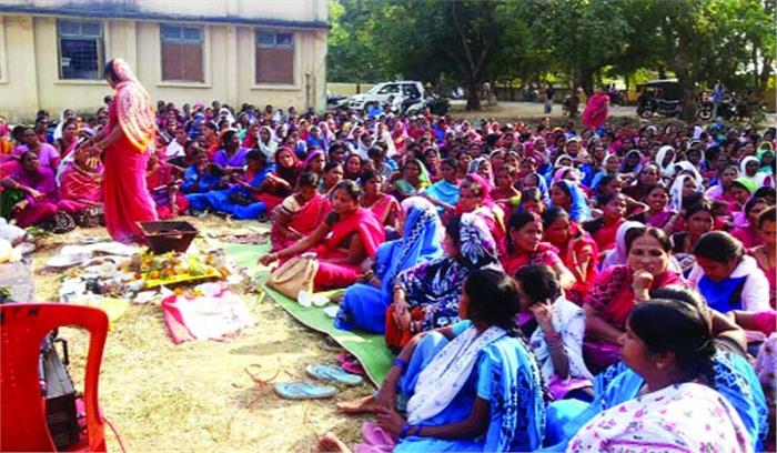 आंगनबाड़ी कर्मियों ने सरकार की सद्बुद्धि के लिए किया हवन