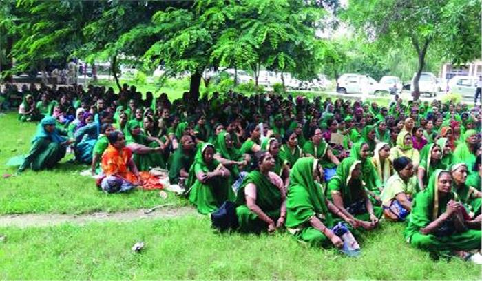 आंगनवाड़ी कर्मचारियों ने मांग को लेकर दिया धरना