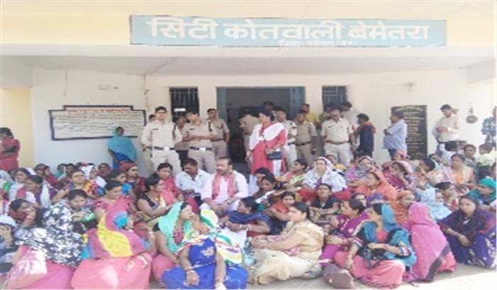 आंगनबाड़ी कार्यकर्ताओं और सहायिकाओं ने घेरा कोतवाली आंगनबाड़ी कार्यकर्ताओं और सहायिकाओं ने घेरा कोतवाली