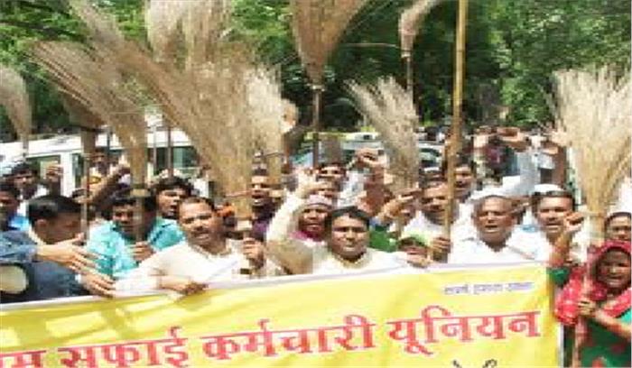 तबादलों को रद्द न करने से कर्मचारियों ने निगम कार्यालय का किया घेराव