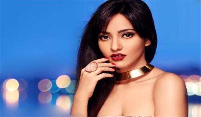 अनिल कपूर के साथ काम करना खुशी की बात : नेहा शर्मा