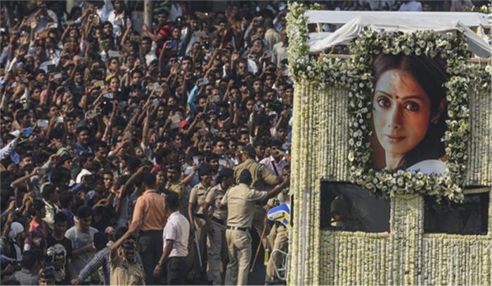 अभिनेत्री श्रीदेवी की अंत्येष्टि के दौरान सुरक्षा सुनिश्चित करने के लिए कपूर परिवार ने दिया मुंबई पुलिस को धन्यवाद अभिनेत्री श्रीदेवी की अंत्येष्टि के दौरान सुरक्षा सुनिश्चित करने के लिए कपूर परिवार ने दिया मुंबई पुलिस को धन्यवाद