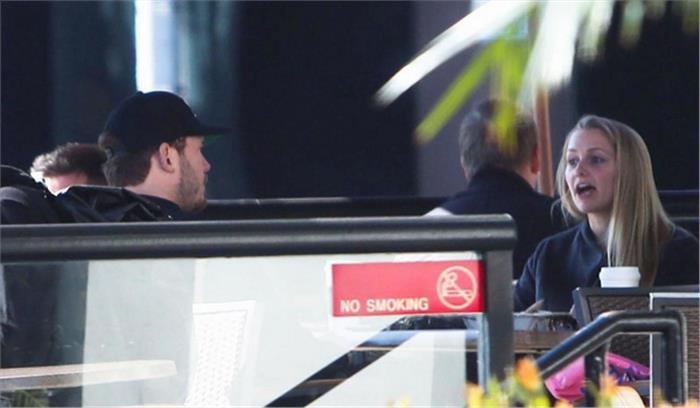 मिस्ट्री गर्ल संग कॉफी पीते नज़र आए क्रिस प्रैट